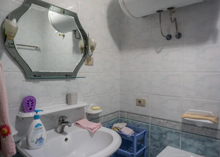 Vendégház Bllok Bright Private Bedrooms With Private Bathroom On Shared 3*