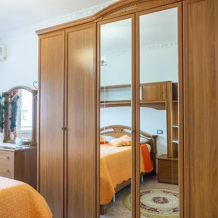 Bllok Bright Private Bedrooms With Private Bathroom On Shared 3* ティラナ