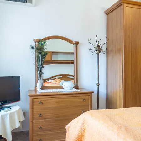 Bllok Bright Private Bedrooms With Private Bathroom On Shared ゲストハウス ティラナ